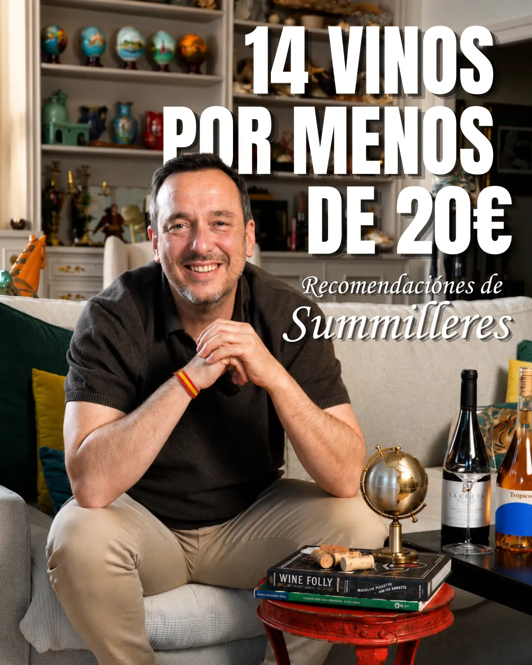 Pablo Teipro sonriendo sentado en un sofá con un globo terráqueo y libros de vino en la mesa, bajo el gran cartel interactivo 14 Vinos por menos de 20€